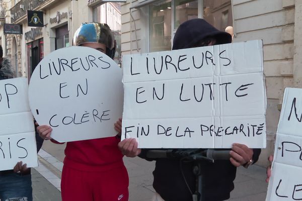 Depuis le 3 novembre, un mouvement de grève nationale touche les livreurs indépendants en France. À Montpellier près d'une cinquantaine a défilé dans les rues du centre-ville pour dénoncer une baisse de rémunération et la défense de son statut.