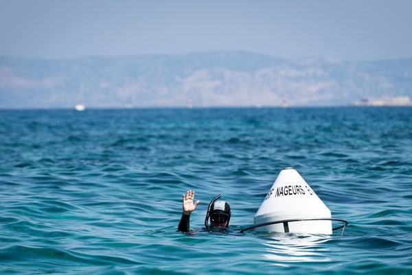 Une bouée de repos lors de son installation au début de la saison estivale