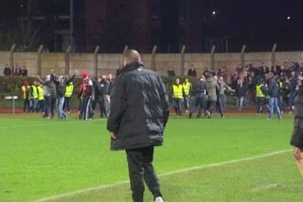 Des supporters valenciennois ont envahi le terrain de Maubeuge.  