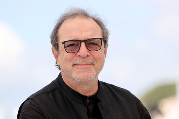 Le réalisateur turc Semih Kaplanoglu pose lors d'un photocall pour le film "Les promesses d’Hasan” (Baglilik Hasan) dans le cadre de la sélection Un Certain Regard à la 74ème édition du Festival de Cannes en juillet 2021.