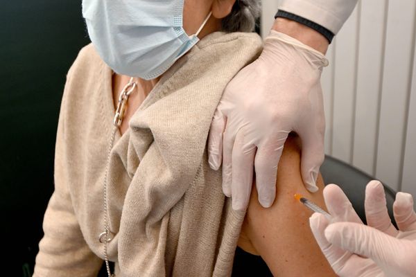 Une jeune femme se fait vacciner contre le covid-19 - Photo d'illustration