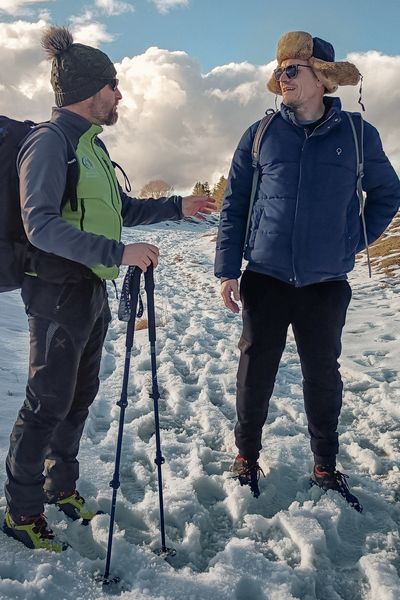 Lucas Humbert donne de précieux conseils à Guillaume Pierre avant de partir en randonnée dans le Haut-Jura