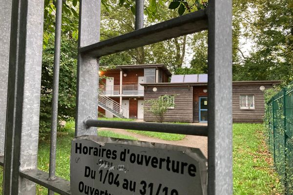 L'abri de nuit des Glacis - Maison Abbé Pierre est géré par le CCAS de Besançon. Il dispose d'une capacité d'accueil de 30 places pour hommes, femmes, couples sans enfant, sans domicile stable ou fixe.