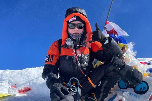 Alasdair McKenzie, ici en 2023 au sommet de l'Everest, a atteint les 14 sommets de plus de 8 000 mètres, ce mercredi 9 octobre.