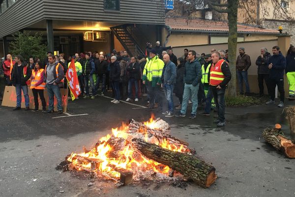 Les agents municipaux en grève à Millau