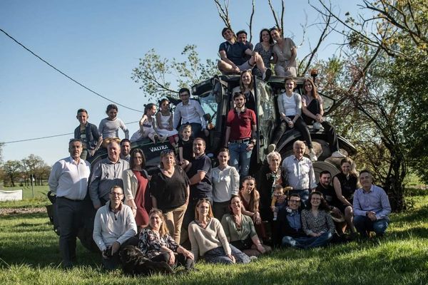 Plusieurs générations de la famille Barrier, réunies sur une photo, et bientôt prêtes à fêter les 110 ans de la ferme des Roziers.