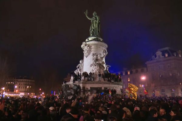 Rassemblement d'opposants à Jean-Marie Le Pen et au Front national, place de la République, à l'annonce de sa mort ce mardi 7 janvier.