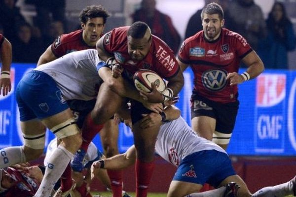 Le Toulonnais Mathieu Bastareaud avec les défenseurs grenoblois