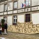 Une vingtaine de Guéménois se sont réunis ce matin devant l'hôtel de ville pour réclamer la démission du maire.