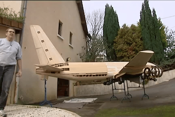 René Grocaut, concepteur et fabriquant au pied de sa maquette de l'A380