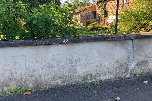 A Limons, dans le Puy-de-Dôme, le maire a découvert des croix gammées et le mot "crève" tagués devant chez lui.