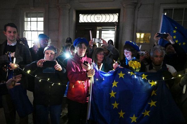 Ce vendredi soir, 31 janvier 2020, à Londres. Les anti-Brexit organisent une veillée funèbre symbolique au pied du bâtiment de la commission européenne. 