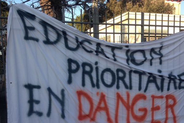 Au lycée Saint-Exupéry à Marseille, les enseignants sont en grève. Ils refusent que leur établissement sorte de la Zone d'Education Prioritaire