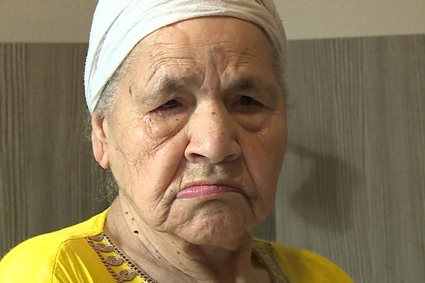 Aïcha, 94 ans, expulsée manu militari de son logement social à Montpellier pour avoir hébergé un trafic de drogue.