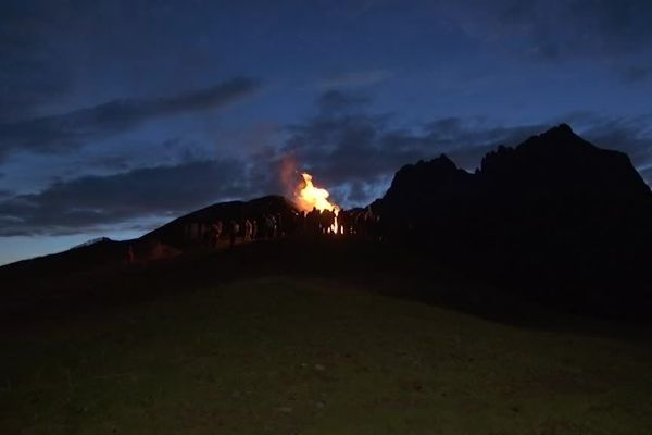 En différents sites européens, des feux sur les hauteurs ont été allumés pour afficher la détresse des territoires soumis à la prédation du loup. 