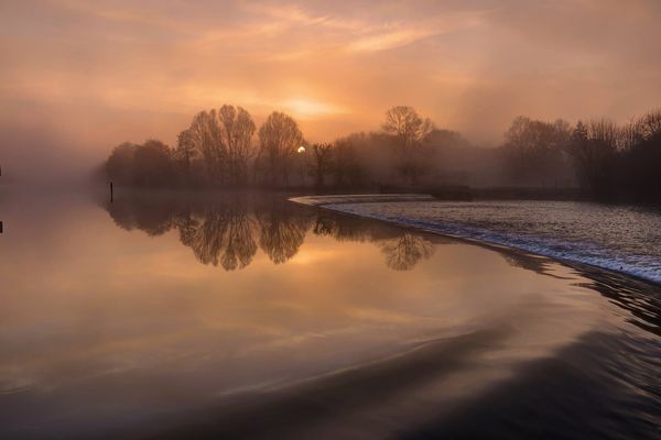 La brume sur le barrage de Sablé-sur-Sarthe.