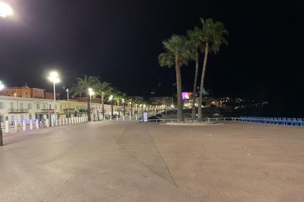 La Promenade des Anglais était vide dès 21 heures samedi soir.