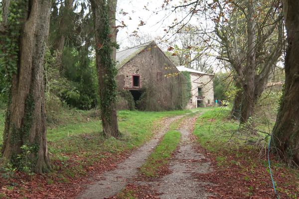 A Fontiers-Cabardès (Aude), un projet de golf sur d'anciennes terres agricoles fait l'objet d'un bras de fer depuis 2012.