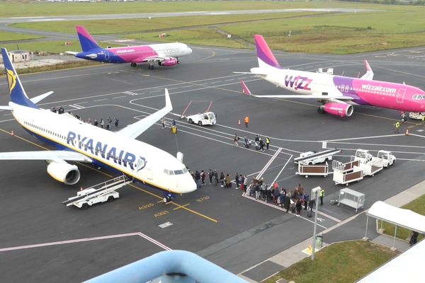 Des avions stationnés dans un aéroport parisien