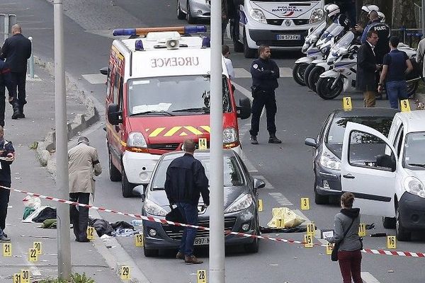 Un policier a été touché par balle à la tête ce lundi matin, au cours d'une course-poursuite avec des braqueurs présumés d'un entrepôt de bijoux à Saint-Ouen (Seine-Saint-Denis).