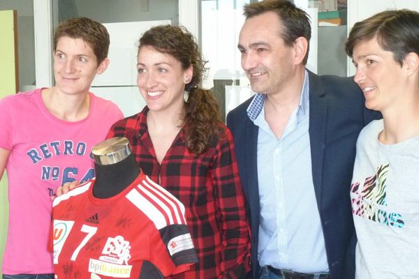 Jessica Alonso entourée de Raphaëlle Tervel, Sandrine Delerce et Didier Weber, le président du club 