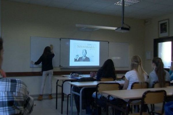 Hommage à Nelson Mandela dans une classe de première au Lycée Albert Ier.
