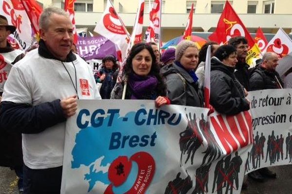 400 agents hospitaliers manifestent devant l'ARS à Rennes