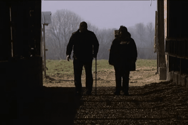 Stéphane Leparquier et son épouse dans leur ferme à Hiesville, dans la Manche