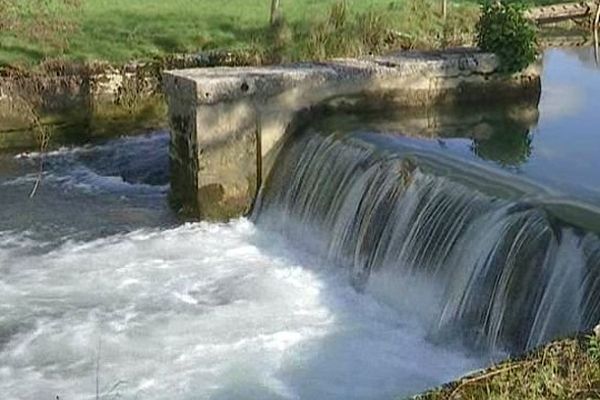 Le bief du moulin à eau de Saint-Marc-sur-Seine