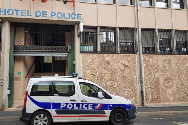 
Vendredi 20 juillet, les policiers du commissariat du Puy-en-Velay ont interpellé un jeune homme de 20 ans qui venait de prendre la rue du commissariat… en sens interdit. L’automobiliste, positif aux stupéfiants, avait été reçu le matin même à l’hôtel de police.  On venait de lui indiquer qu’il n’avait plus de points à son permis.
