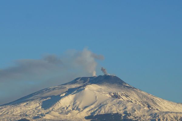 L'Etna, le plus haut volcan d'Europe situé en Sicile (Italie) glisse très lentement vers la Méditerranée, à un rythme constant de 14 millimètres par an. Les chercheurs de l'Open University au Royaume-Uni et du Laboratoire Magmas et Volcans de l'Observatoire de Physique du Globe de Clermont-Ferrand ont réalisé plusieurs séries de mesures à l'aide de nombreux GPS placés tout autour du volcan entre 2001 à 2012.