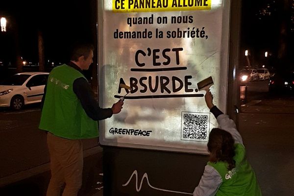 Les militants de Greenpeace ont recouvert les panneaux lumineux d'affiches