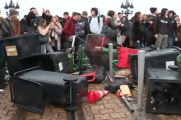 Des lycéens de la rive droite de Bordeaux ont bloqué le pont de pierre ce lundi matin.