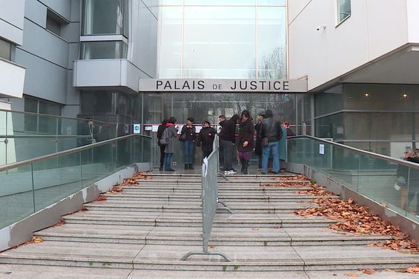 31 personnes comparaissaient devant le tribunal correctionnel de Narbonne, accusées d'avoir incendié le péage de Narbonne sud le 1er décembre 2018