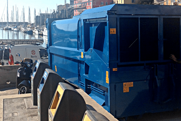 L'un des compacteurs a été installé sur le Vieux-Port de Bastia.