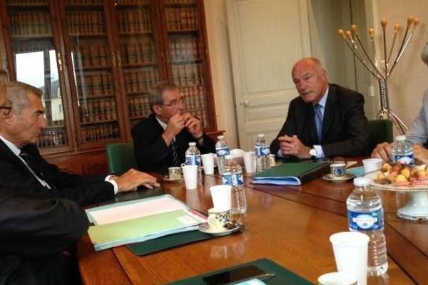 Rencontre entre Gérard Vandenbroucke ( vice-président de la Région Limousin), Jean-Paul Denanot (président de la région Limousin), Daniel Boisserie ( député-maire de Saint-Yrieix) et Alain Rousset ( président de la Région Aquitaine)