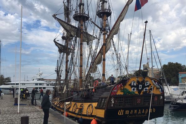 Le Shtandart à quai à La Rochelle.