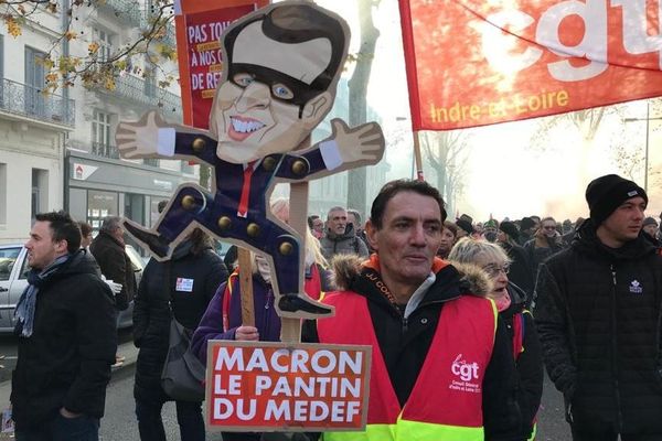 (Photo archives, 5 décembre 2019 à Tours.) Des milliers de personnes défilent contre la réforme des retraites. 