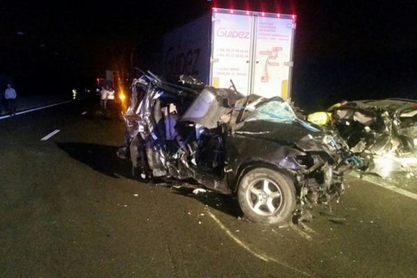 Les restes des deux véhicules après l'accident. 