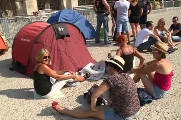 Ils attendent Johnny devant les arènes