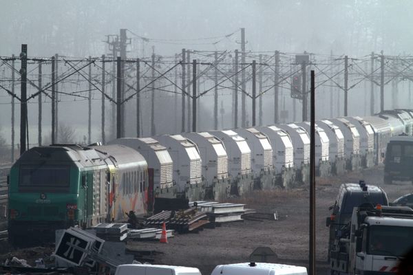 Un train de déchets radioactifs à destination de l'Allemagne doit traverser la Lorraine mercredi 20 novembre 2024. (illustration : train castor  stoppé en gare de Rémilly (Moselle) le 24 novembre 2011.)