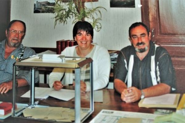 Jacques Lajeanne (à gauche, Corinne Maugey et Michel Bottard tenant le bureau de vote lors des élections à Beurey-Bauguay