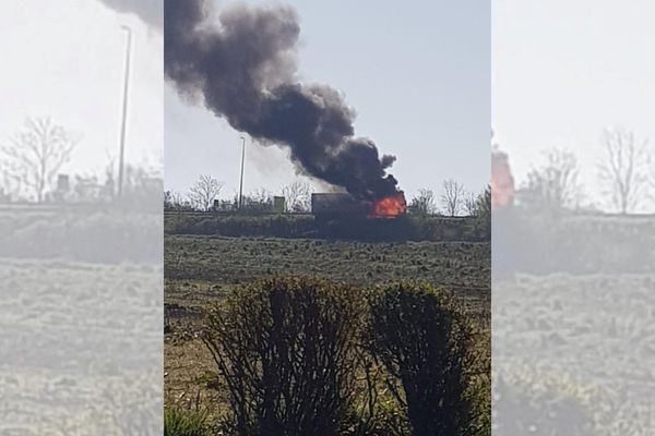 Le panache de fumée noire est visible à plusieurs kilomètres. La circulation sur l'A16 entre Calais et Boulogne-sur-Mer est interrompue, le temps de l'intervention des pompiers.