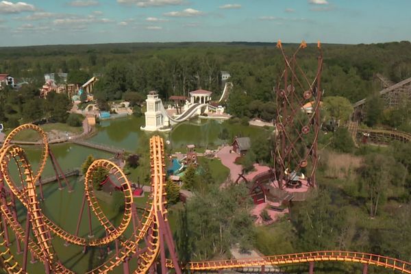 Fermé depuis mi-mars, le parc Astérix à Plailly dans l'Oise, attend une décision du gouvernement à propos de la réouverture des parcs d'attraction.