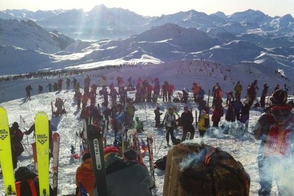 Des centaines de spectateurs au sommet du Grand Mont