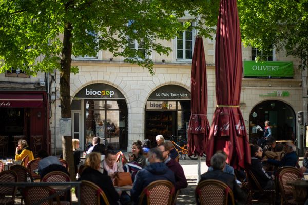 Le centre-ville de Poitiers avec plusieurs enseignes qui accueillent du public. 22 avril 2022.