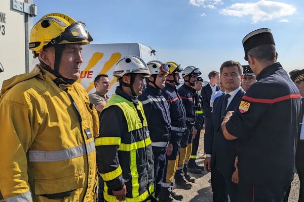 Le ministre de l'Intérieur, Gérald Darmanin, en visite auprès des pompiers des Pyrénées-Orientales qui luttent contre un violent incendie, non loin de Perpignan.