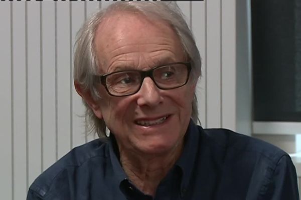 Ken Loach est à Nîmes. Ecran britanniques lui consacre une rétrospective pendant deux jours. Le réalisateur anglais, mult-récompensé à cannes, toujours aussi engagé, a salué l'importance des petits festivals de cinéma.