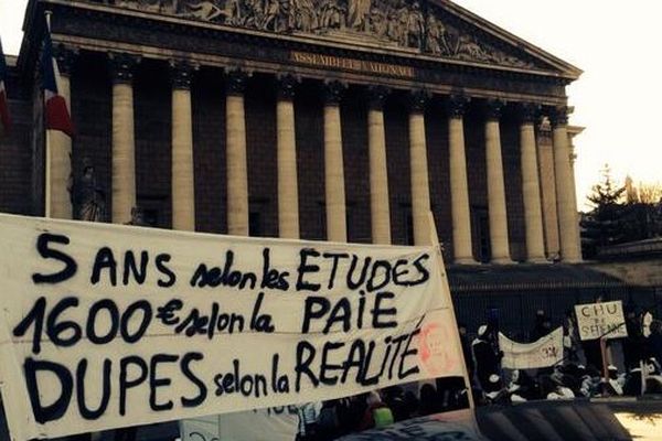 Les sages-femmes veulent être reconnues comme professionnelles de premier recours, c’est-à-dire comme le praticien vers lequel les femmes peuvent être orientées en premier pour leur suivi gynécologique, qu’elles soient enceintes ou non.
