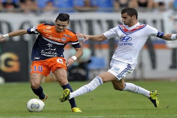 Montpellier - Rémy Cabella face au Lyonnais Maxime Gonalons - 6 octobre 2013.